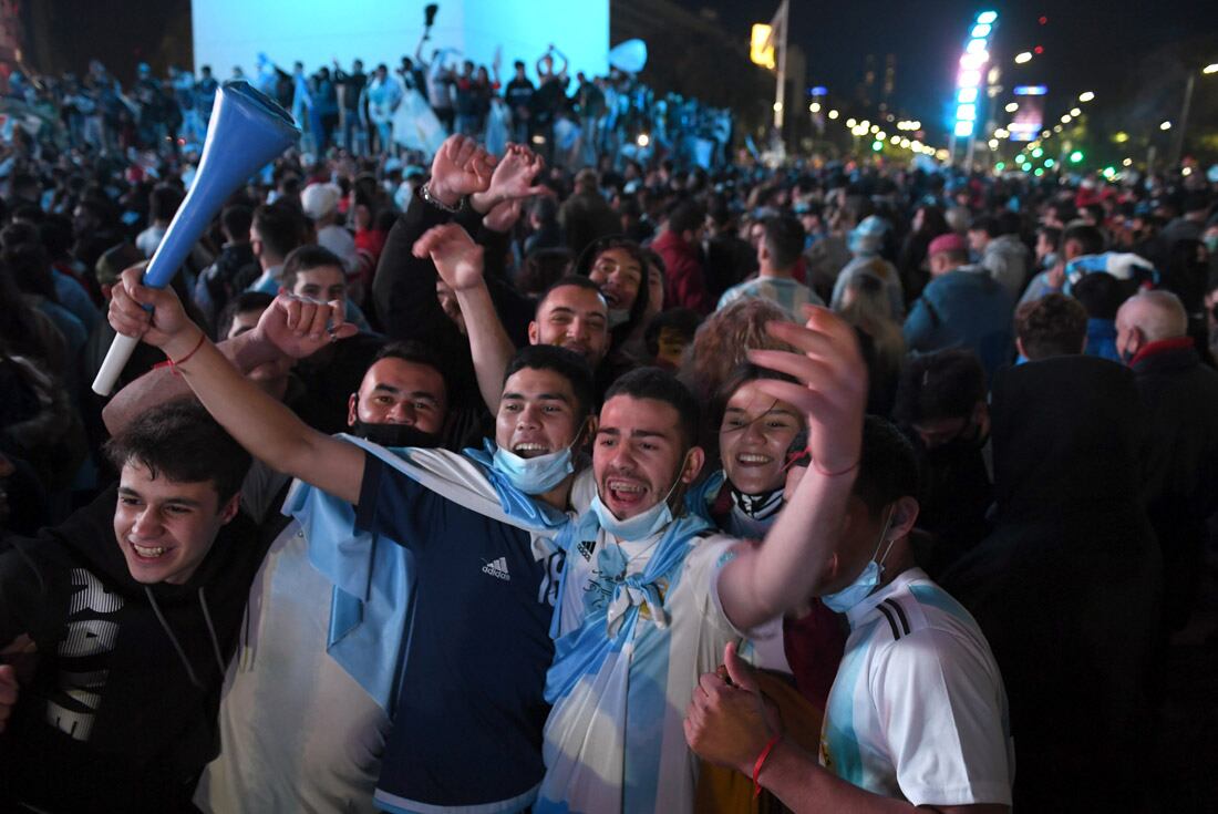 Télam 11/07/2021 Ciudad de Buenos Aires: La alegría es Argentina, la gente salió a expresar su júbilo en el Obelisco tras la  conquista de la Copa América ante Brasil en el estadio Maracaná. Foto: Maxi Luna