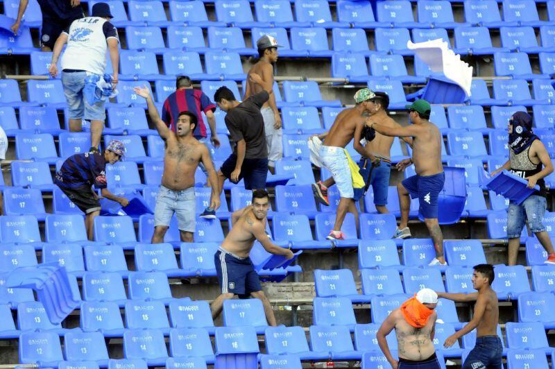 
    Debido a un diversidad de antecedentes de violencia, 99 hinchas mendocinos (de la Lepra y el Tomba) no podrán asistir a los estadios del país. La medida forma parte del programa que inició Nación, para terminar con las barras.
   