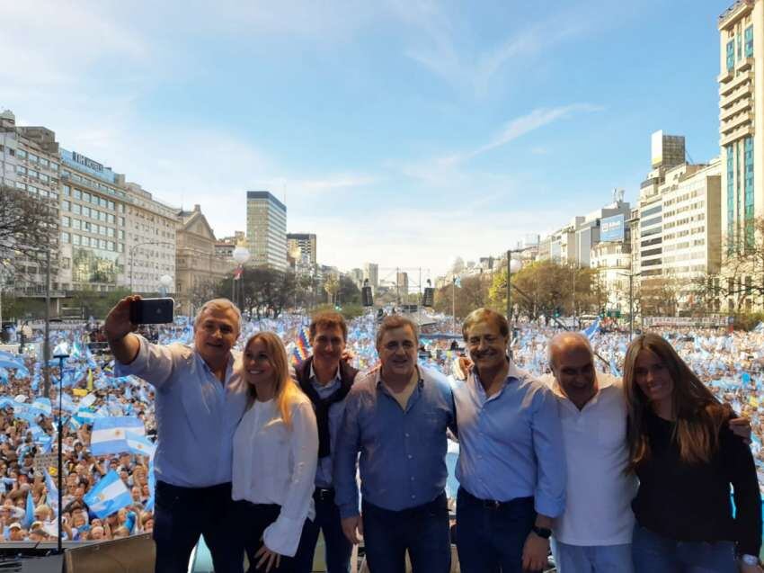 
Selfie radical. Suárez, junto a Morales, Naidenoff, Negri y Lombardi. A la derecha, su esposa.
