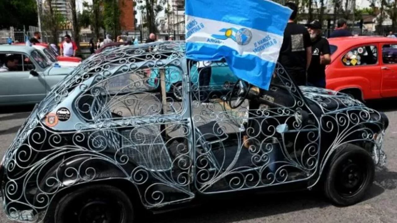 Uno de los fititos que formó parte de la colorida caravana de Fiat 600 que se realizó en el partido bonaerense de Tres de Febrero. Foto: Télam