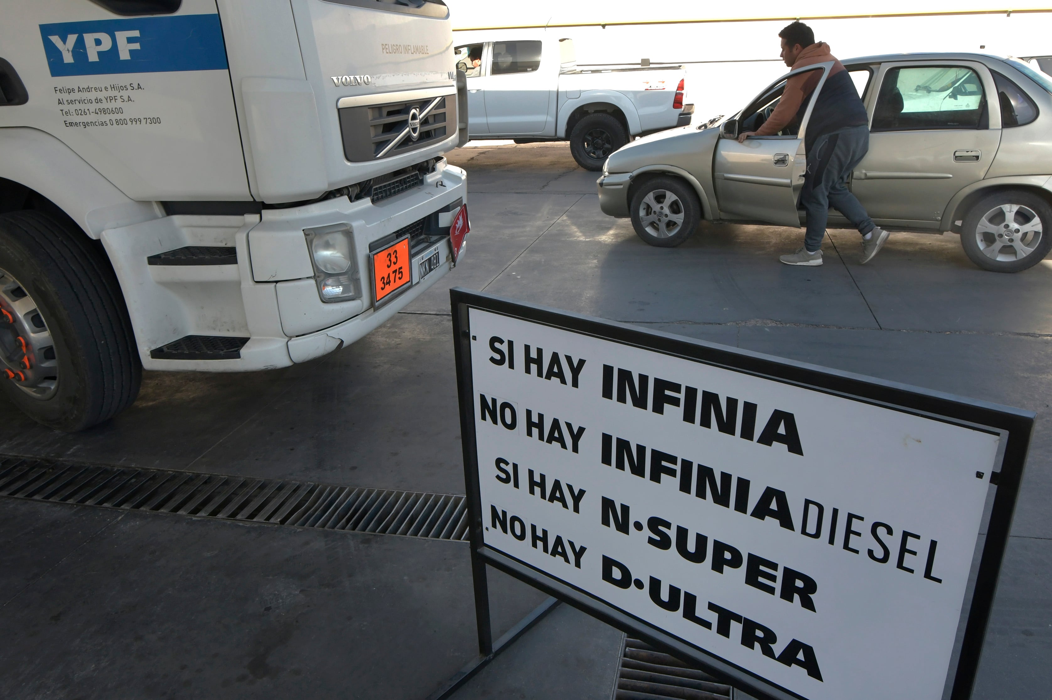 Un cartel advierte el faltante del combustible diésel. Foto: Orlando Pelichotti / Los Andes




