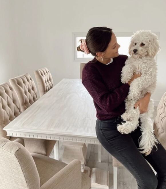 Barbie Vélez junto a su mascota, Darwin. Foto: Barbie Vélez / Instagram.