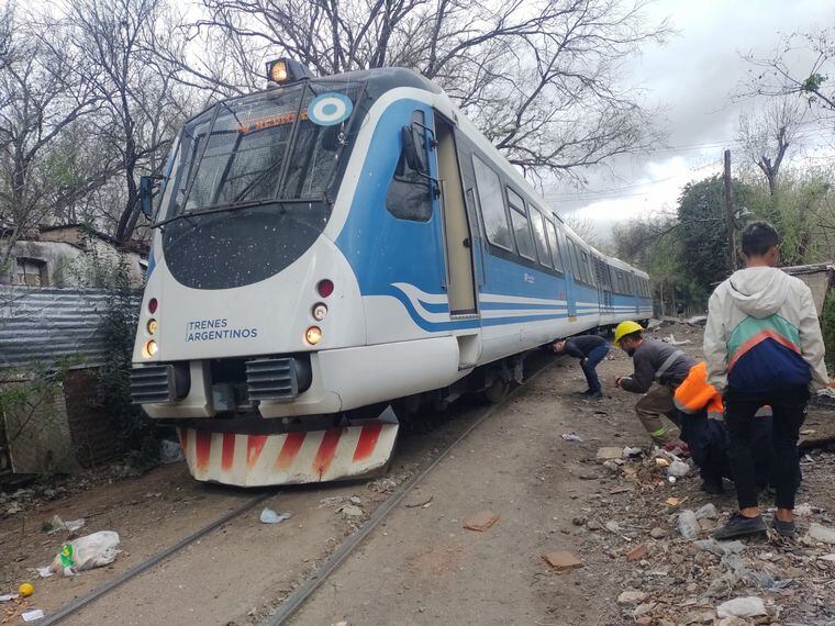 Descarrilaron el Tren de las Sierras con ladrillos y escombros. Foto: Cadena 3