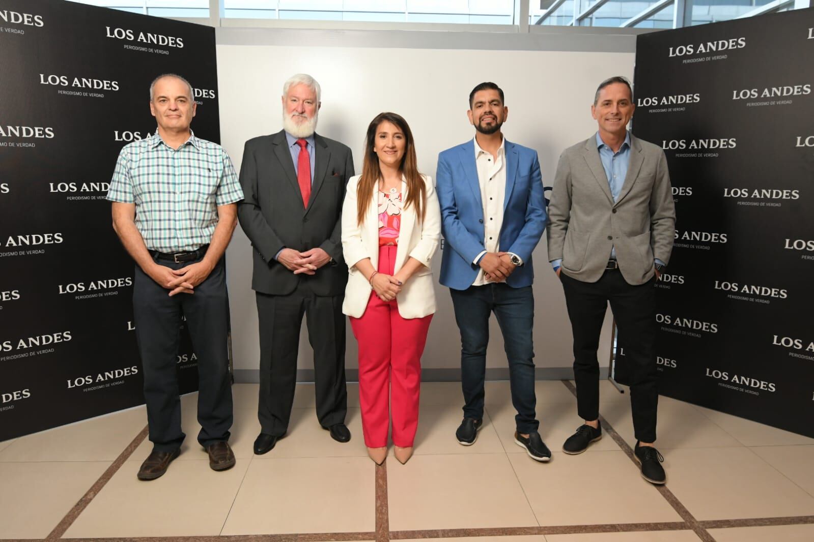 De izquierda a derecha: Alejandro Trapé (director del Centro de Investigaciones y Vinculación Económica de la UNCuyo), Guillermo Re Kuhl (presidente de Hierro Indio), Soledad González (editora de Economía de Los Andes), Natan Araya (coordinador del clúster de Energías Renovables de Mendoza) y Alberto Aguiló (cofundador y CEO de Interbrain) - Ignacio Blanco / Los Andes