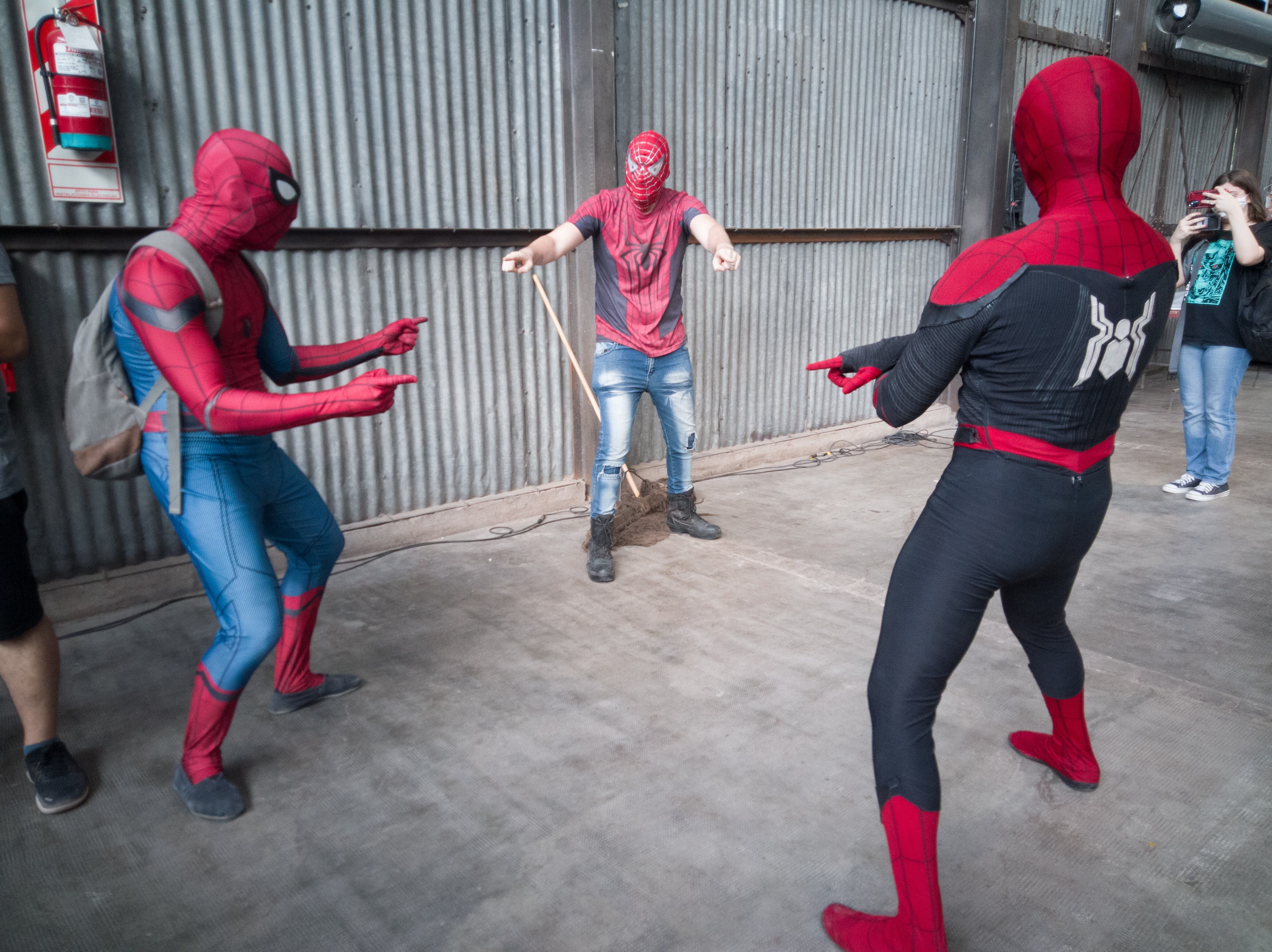 Tres cosplayers de Spiderman recreando el famoso meme del Spiderverse / Los Andes