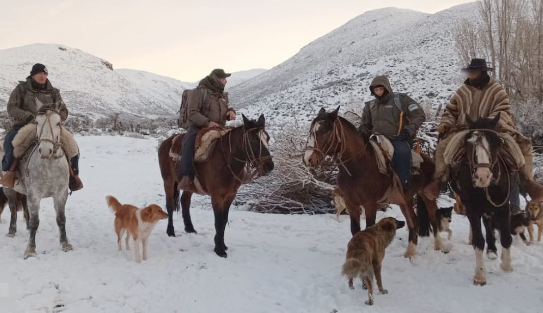 Efectivos de Gendarmería Nacional asistieron a un baqueano que se había extraviado en la zona de Cordillera - Foto Gendarmería Nacional