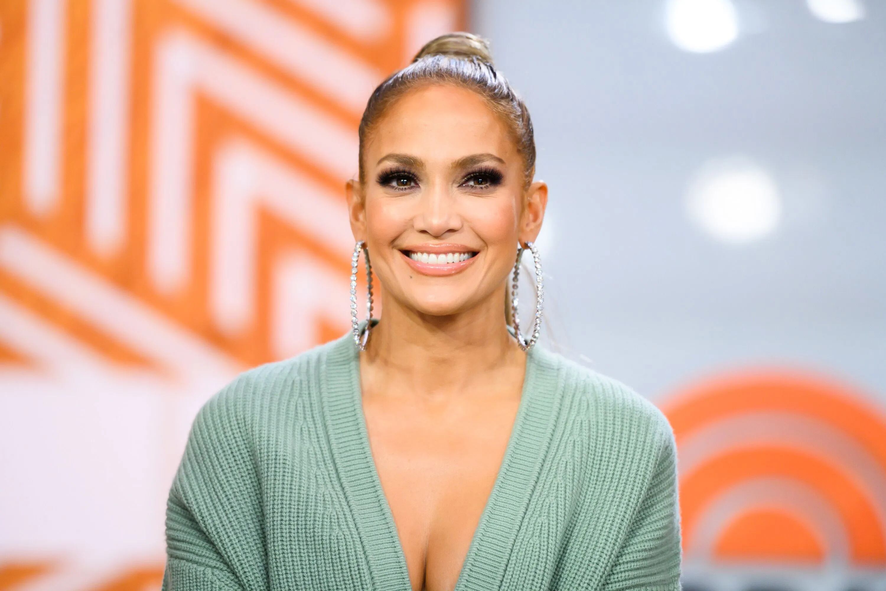 JLo mostró su cintura y escote con una sesión de fotos.