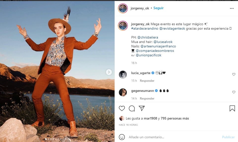 Jorge Rey y un traje diferente para pasear por la montaña.