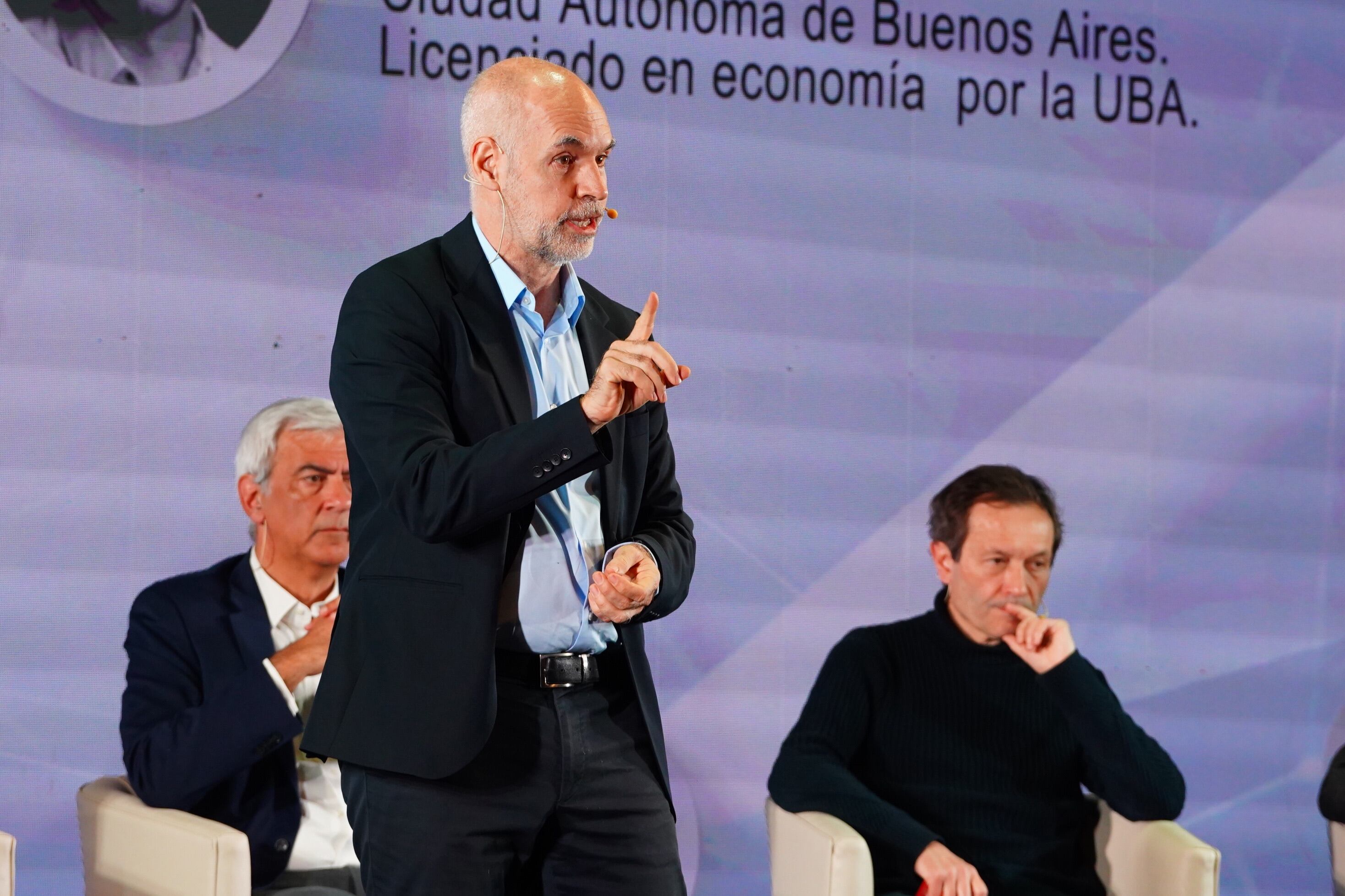 Ciclo Democracia y Desarrollo organizado por Clarín. Horacio Rodríguez Larreta. Atrás, Gustavo Beliz. Foto Clarín