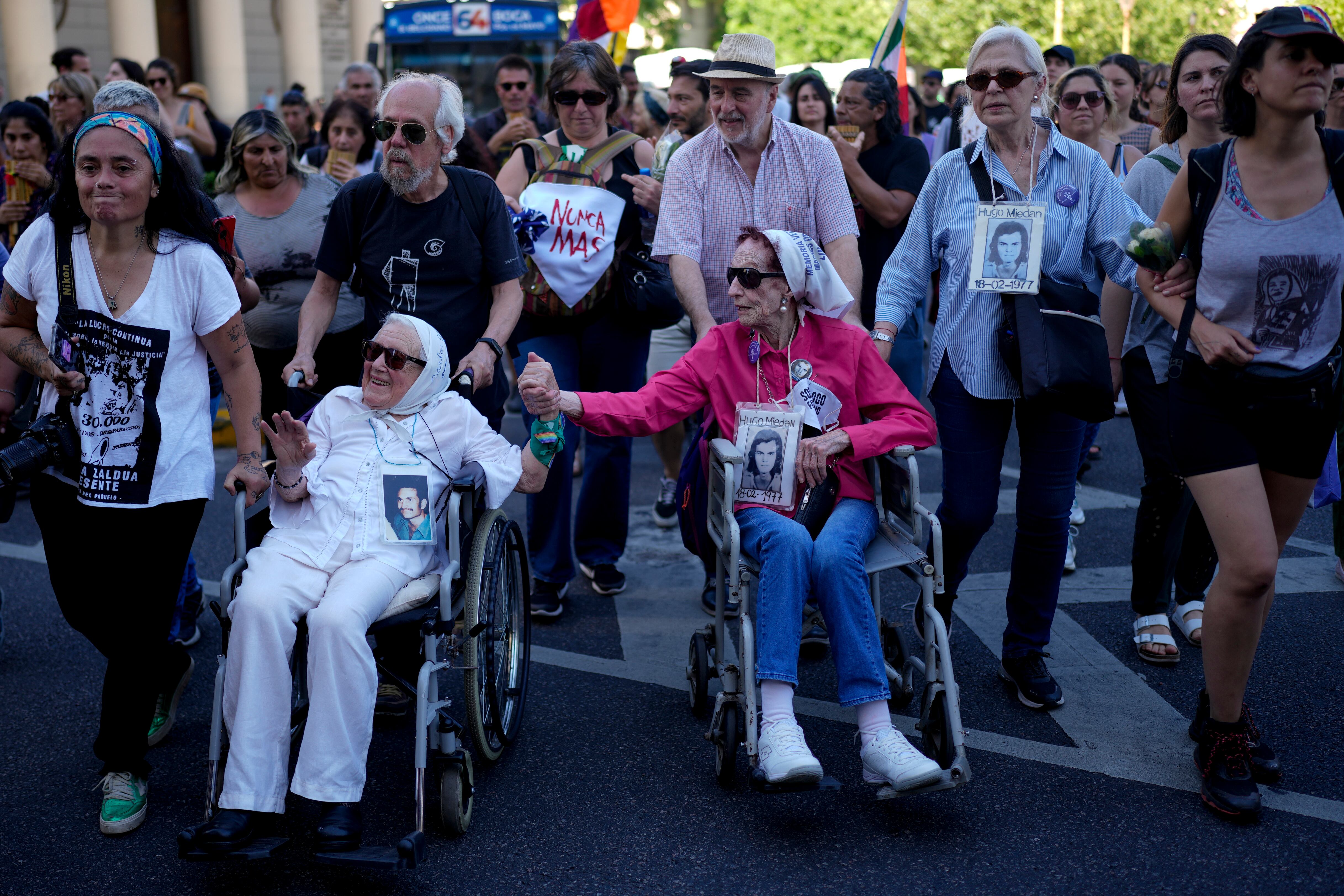 Integrantes de las Madres de la Plaza de Mayo. (AP Foto/Matías Delacroix)