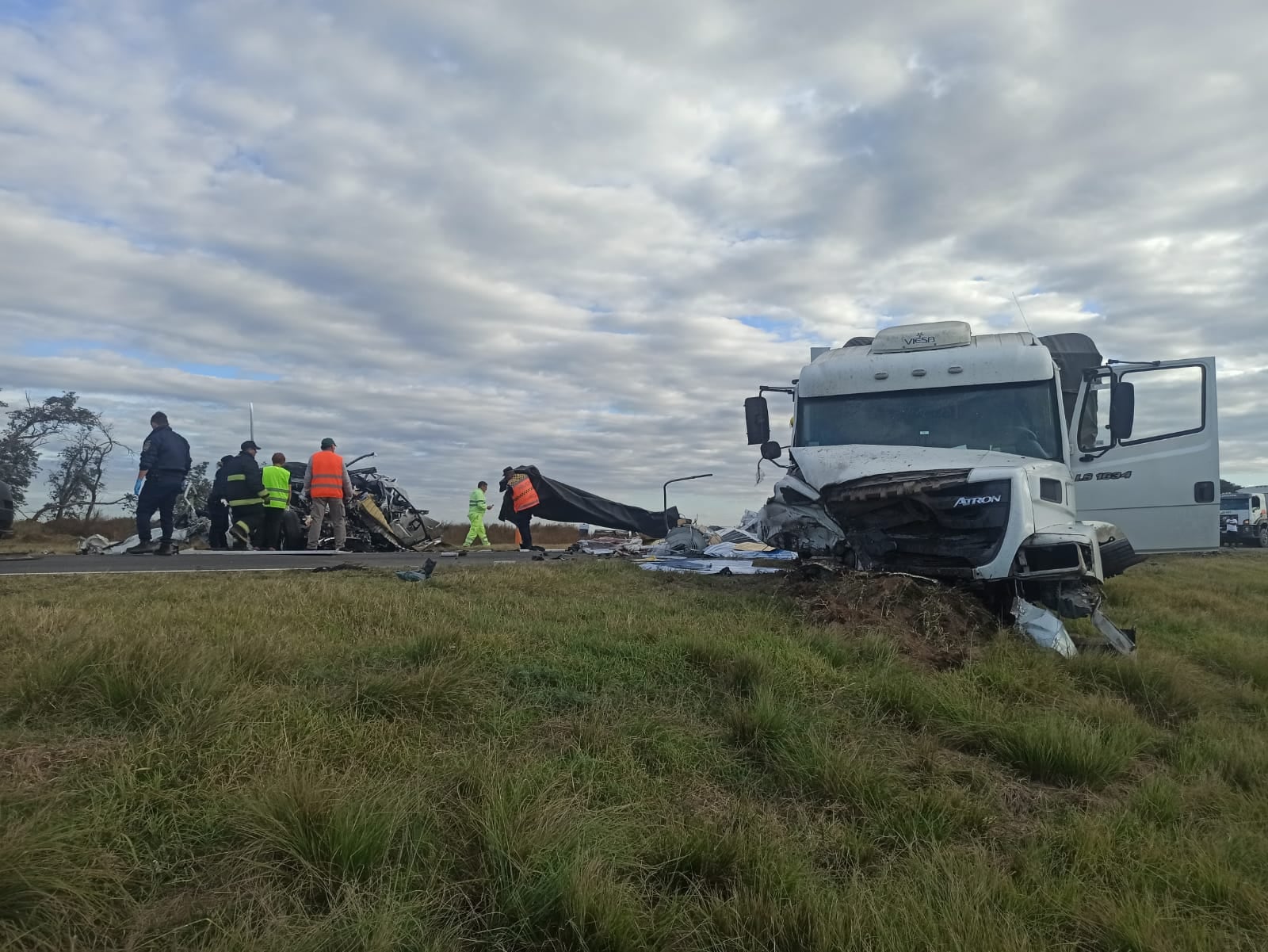 Una familia chilena murió tras chocar contra un camión en la ruta 7, cerca de Washington, en el sur de Córdoba (Policía)