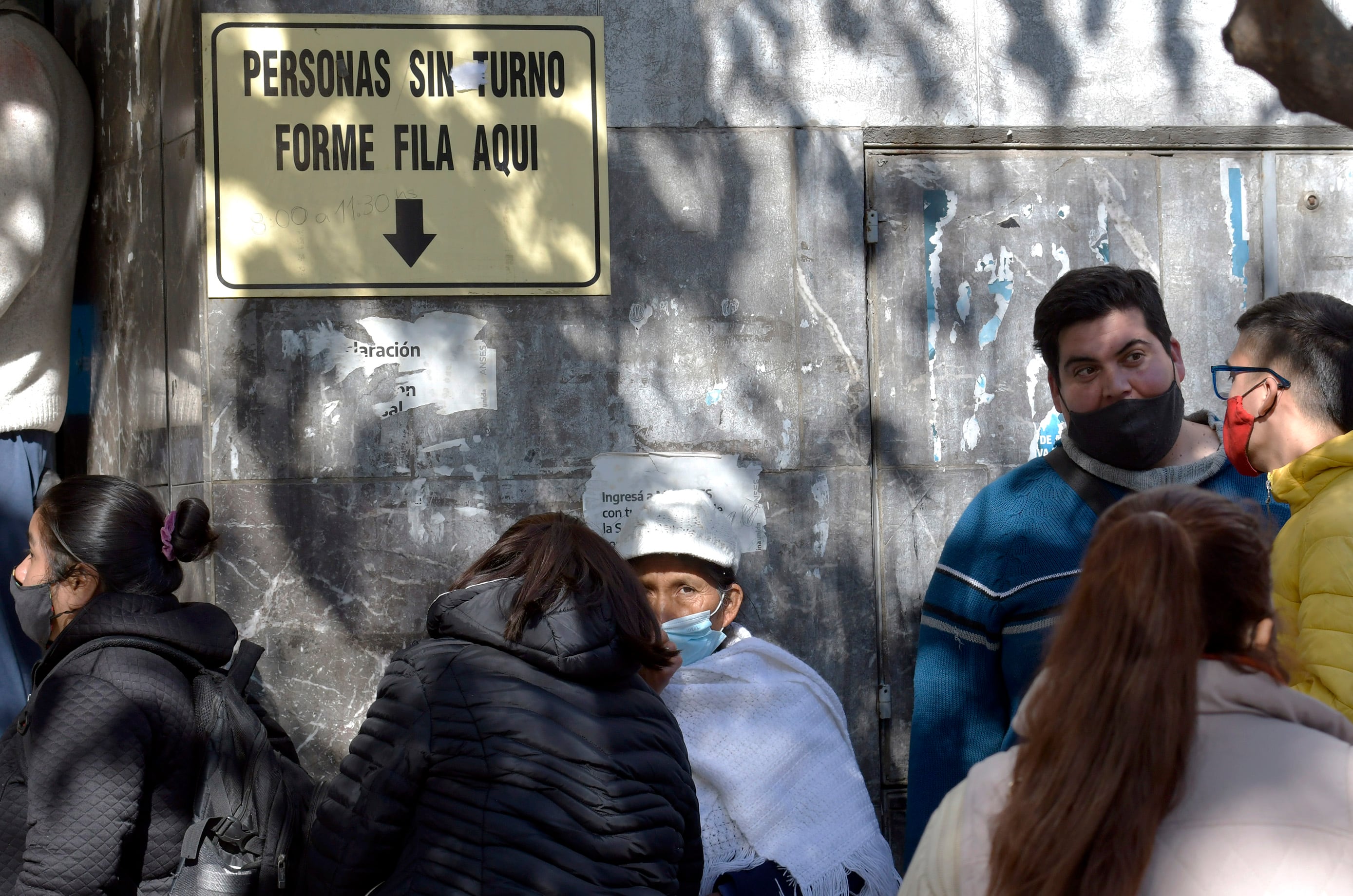 Largas filas para la inscripción al “Refuerzo de Ingresos” en el ANSES de Capital (Imagen ilustrativa) /Foto: Orlando Pelichotti / Los Andes