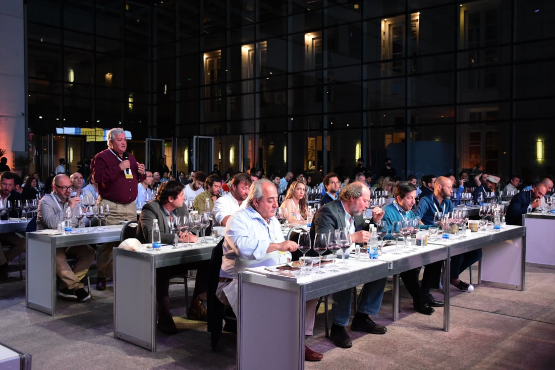 Mariano Di Paola, de pie, hablando de su Rutini Single Vineyard Cabernet Franc, rodeado de sus colegas. 