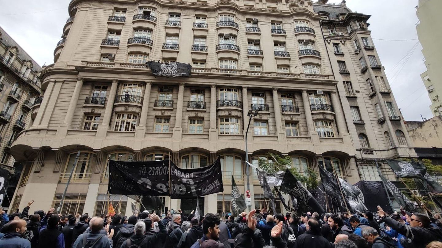 Los trabajadores del neumático acamparon el miércoles en la puerta del Ministerio de Trabajo.