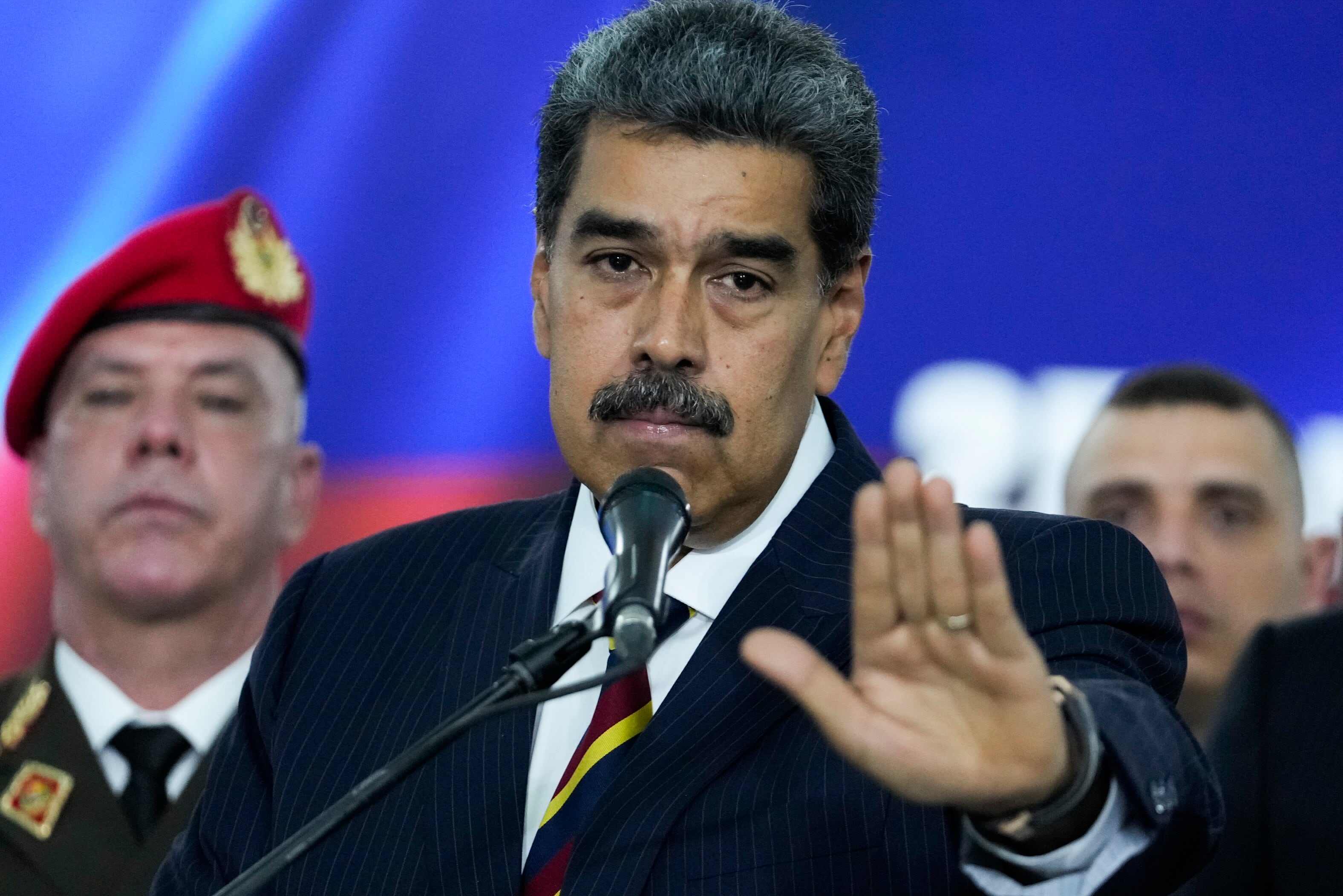 El presidente de Venezuela, Nicolás Maduro, habla con la prensa ante la Corte Suprema a la que llegó para procesos relacionados con la auditoría a los resultados de las elecciones presidenciales en Caracas, Venezuela, el viernes 9 de agosto de 2024. (AP Foto/Matías Delacroix)