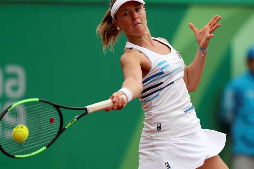 
Foto: AP | Nadia Podoroska de Argentina devuelve un tiro de Caroline Dolehide de los Estados Unidos en la final de singles de tenis femenino.
   