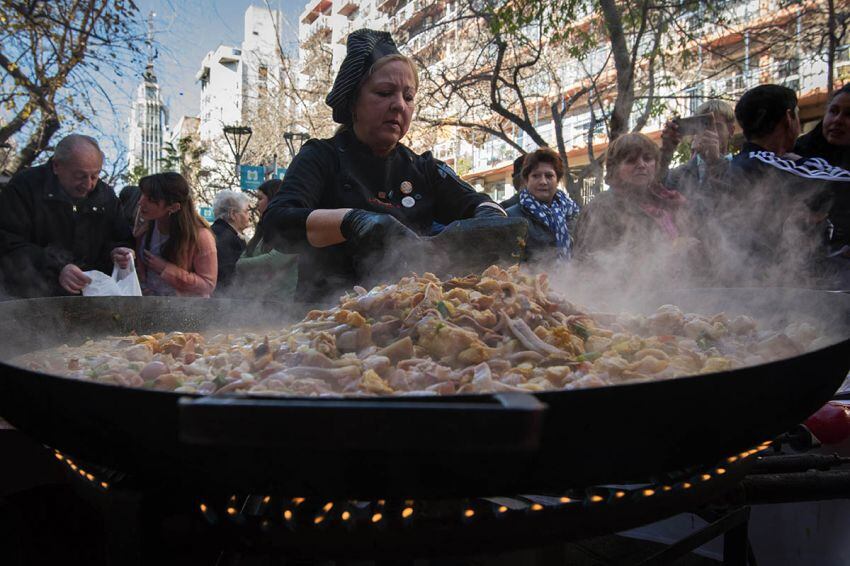 
En la peatonal. Una paella, parte de la oferta gastronómica. | Orlando Pelichotti / Los Andes
   