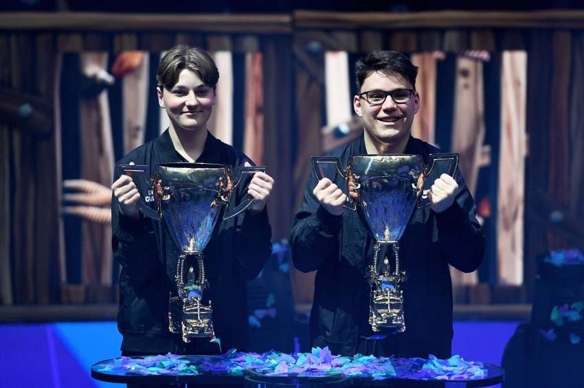 
Emil "Nyhrox" Bergquist Pedersen (Izq) y Thomas "Aqua" Arnould (Der) posan con el trofeo después de ganar la competencia Duos de las Finales de la Copa Mundial de Fortnite | AFP
   