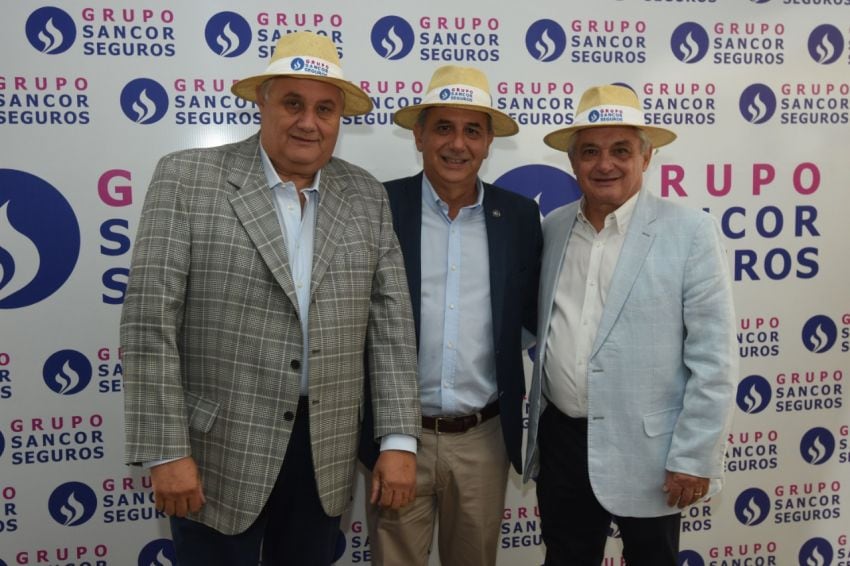 
    Directivos de Sancor Seguros: el presidente de la empresa, Eduardo Reixach, junto a Enzo Olocco y Alfredo Panella, en las terrazas del hotel, a la espera del Carrusel.
   