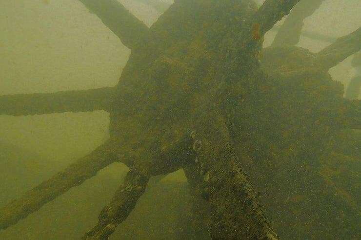 
    Partes de la rueda del barco a vapor. Foto Prefectura.
   