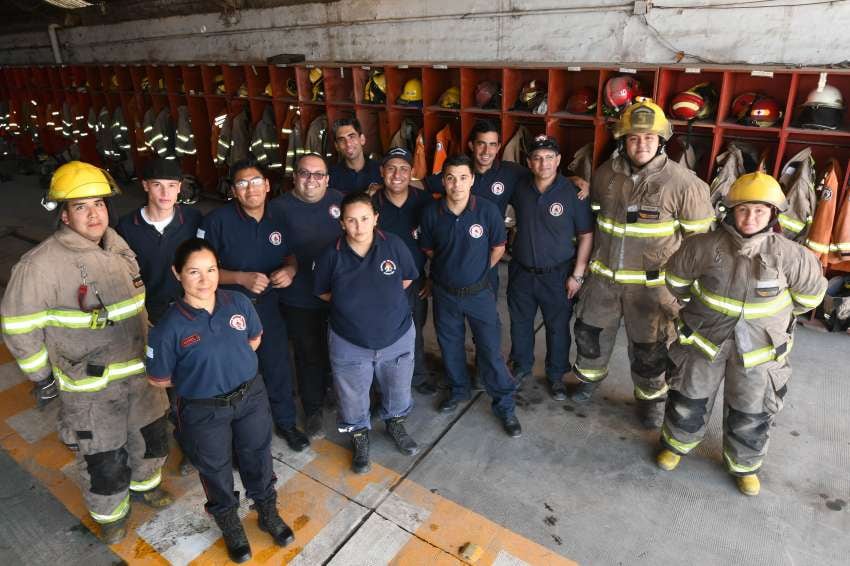 
    Parte de los integrantes del cuartel de Bomberos Voluntarios de Guaymallén. Foto: José Gutiérrez.
   