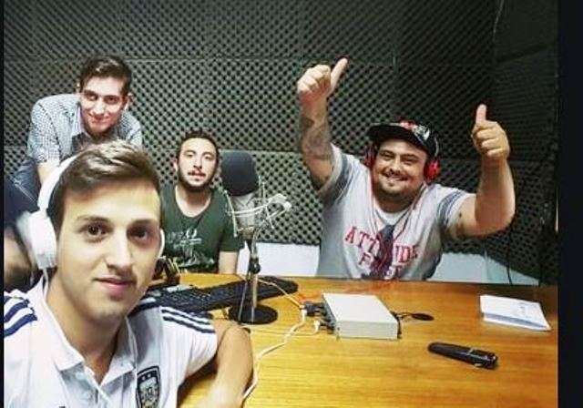 
    Matías Lunati, enfrente de un micrófono en su programa de radio. / Gentileza.
   