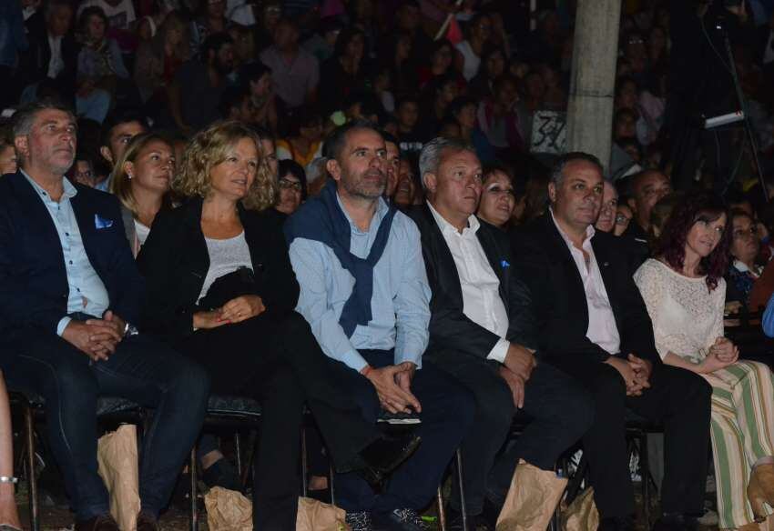 
Presentes. Autoridades y público en general durante la fiesta | Municipalidad de San Carlos.
   