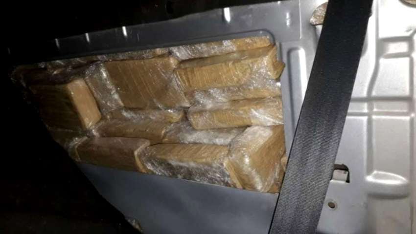 
Habitáculo secreto. Más de 70 ladrillos de marihuana tenía detrás del asiento de su auto un narco. | Prensa Ministerio de Seguridad
   