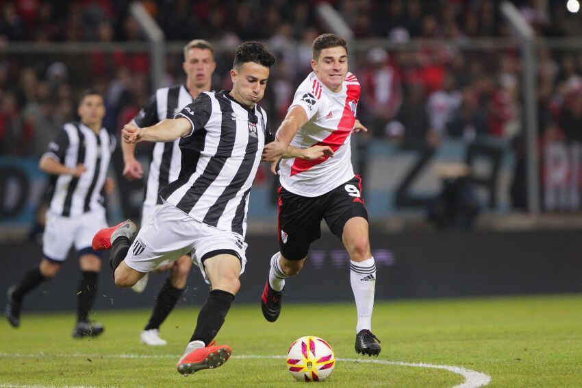 En un partido inolvidable, El Lobo complicó al Millonario por Copa Argentina. 