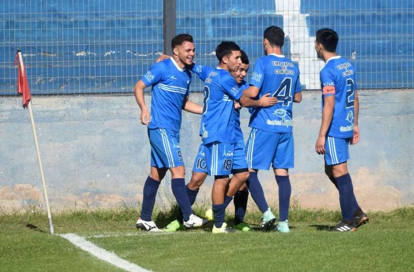 
    Los jugadores del CEC festejan el triunfo agónico ante el Matador. / GUSTAVO ROGÉ (LOS ANDES).
   