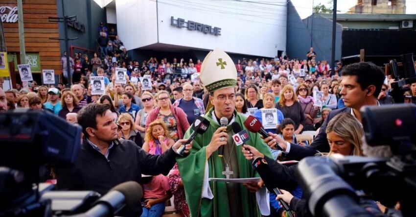 
    El obispo de Mar del Plata, Gabriel Mestre, durante la misa en Villa Gesell. Foto: Télam.
   