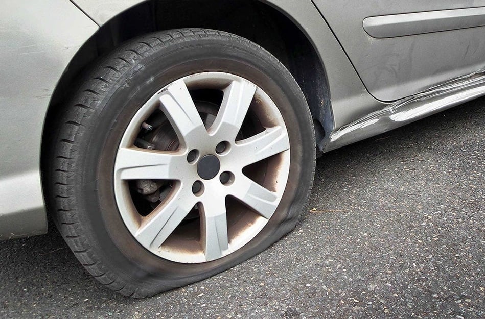 Luego de tragarse el bache pinchó la rueda y cuando fue a cambiarla ocurrió la tragedia. 