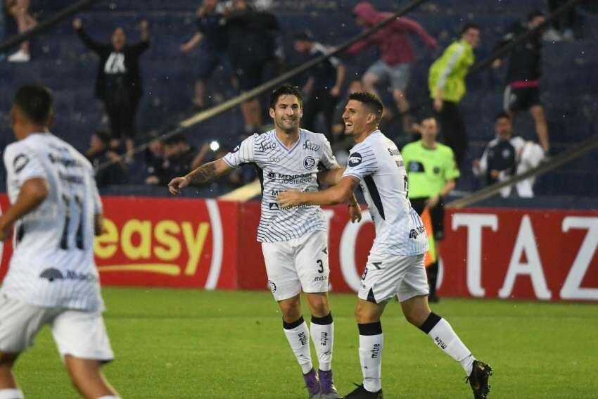 
Figura. Franco Negri es abrazado por Julián Marchioni, tras el golazo que marcó el sanmartiniano. | José Gutiérrez / Los Andes
   