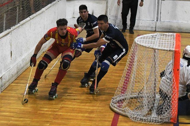 
    Panchito Nardi de Murialdo busca el arco de Concepción ante la marca de los jugadores sanjuaninos. / Orlando Pelichotti (Los Andes).
   