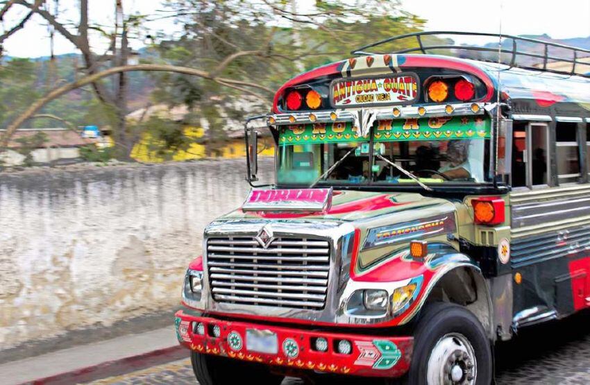 
    Guaguas. Estos son los autobuses típicos y muy llamativos por sus colores.
   