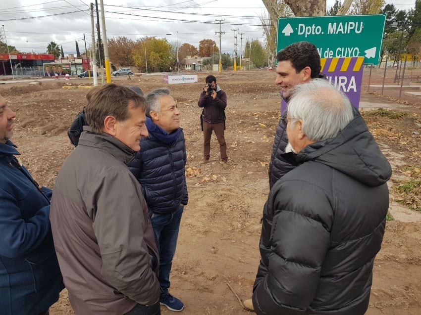 
    Cornejo, Kerchner y Suárez visitaron el avance de obras en la calle Paso de Luján
   