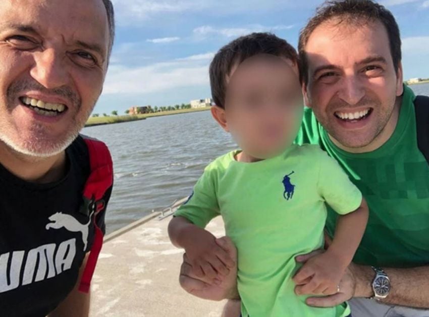 
    El pequeño Juan Pa blo junto a sus padre, Leonardo e Ignacio. / gentileza
   