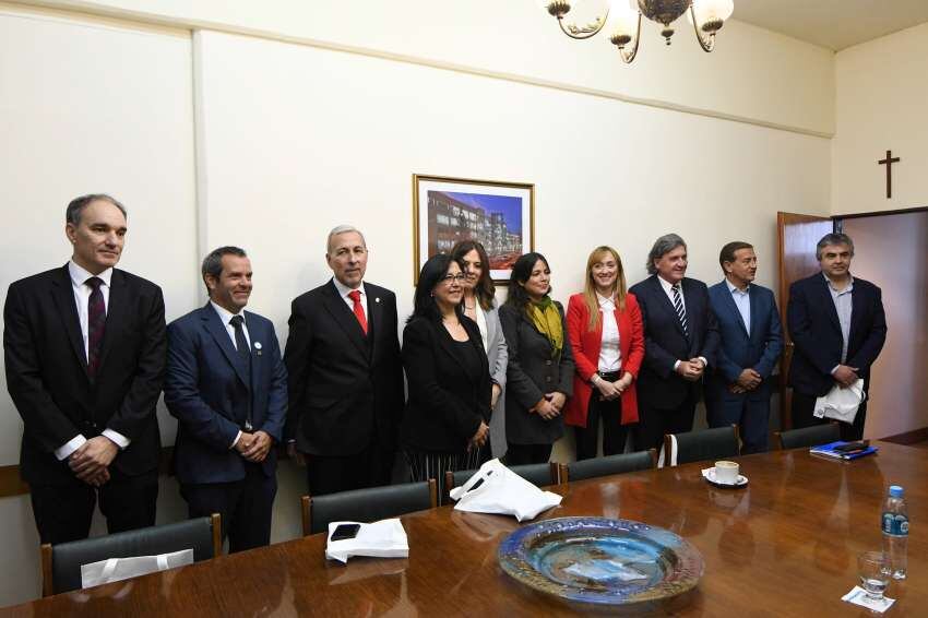 
Representantes de Los Andes y de la UMaza recibieron antes del debate a los cuatro candidatos a la Gobernación. | Claudio Gutiérrez / Los Andes
   