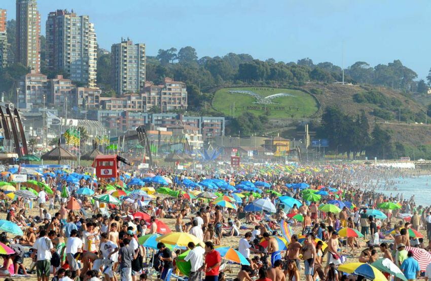 
    Los concurridos sectores 4 y 5 son los favoritos de la juventud en la extensa playa de Reñaca.
   