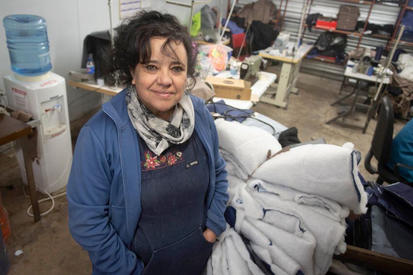 
Capacitadora. Miriam junto a las telas y a las máquinas de coser. La mujer enseña un oficio para el que, asegura, hay mucha demanda | Ignacio Blanco / Los Andes
   