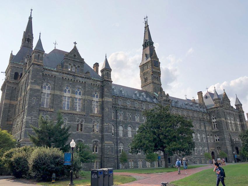 
    Vista del campus de la Universidad de Georgetown en Washington DC, donde las actrices pagaron una suma millonaria para que sus hijos estudiaran allí - AFP
   