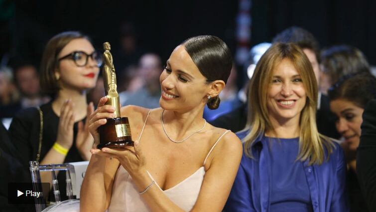 
Pampita ganó mejor "Alfombra roja"
