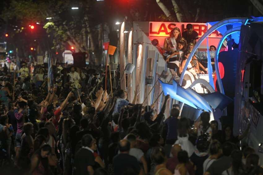 
Miles de mendocinos tomaron las calles para ver en vivo a las candidatas vendimiales | Ignacio Blanco / Los Andes
   