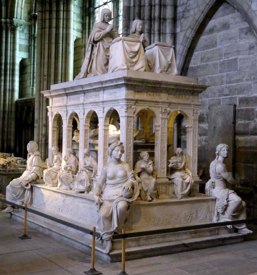 
    El monumento funerario a Luis XII y Ana de Bretaña.
   