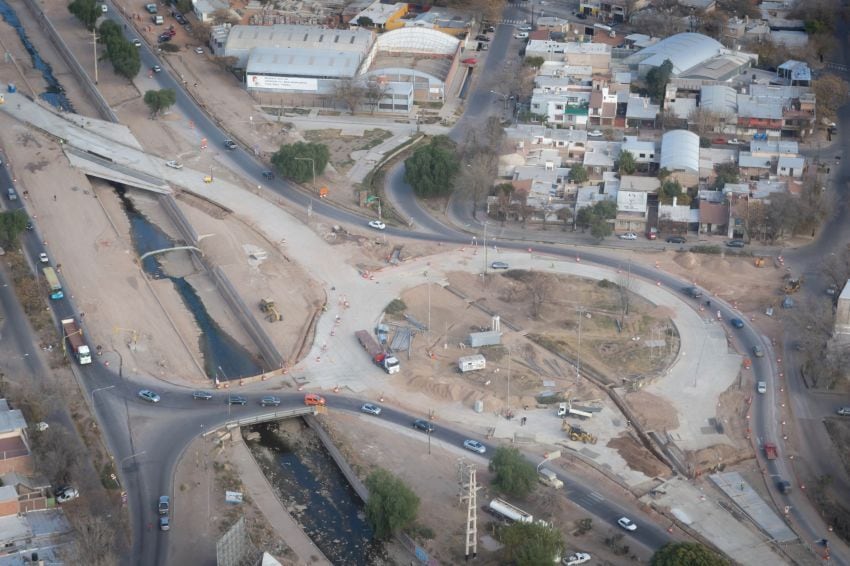 
    Las obras en la Costanera siguen en marcha. / Foto: Ignacio Blanco - Los Andes
   