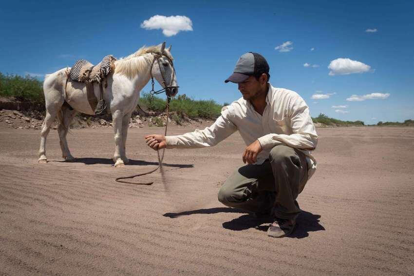 
Ignacio Blanco /13 de noviembre | Crisis Hídrica. Hace más de 8 años que a los puestos del Secano de Lavalle no les llega agua de deshielo por el río Mendoza, esto afecta el desarrollo de la ganadería.
   