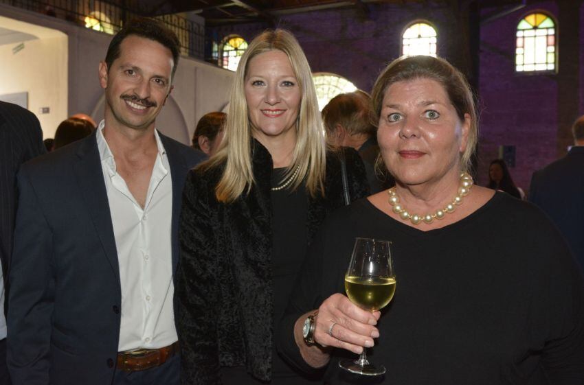 
    Fernando González Villanueva, Lorena Cépparo, de Chandon, y Frederike Pon, dueña de Bodegas Salentein, en Los Toneles.
   