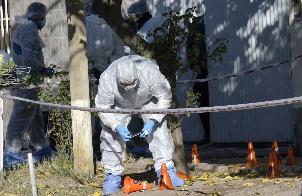 Peritos no lograron hallar la vaina servida tras el disparo en la escena del crimen. O se la llevaron o usaron un revólver. Foto: Orlando Pelichotti / Los Andes