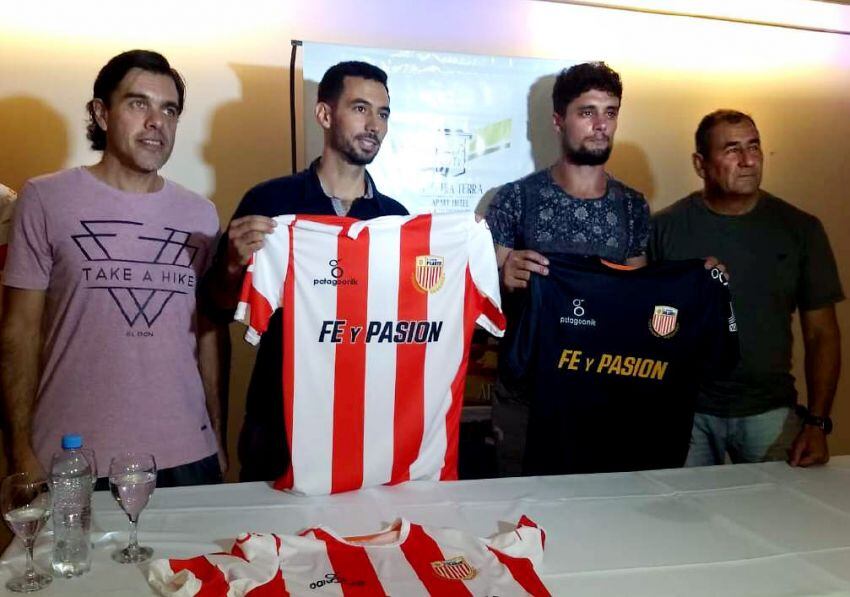 
    Religiosos. Atlético Pilares también cumplió con la presentación de su ropa deportiva.
   