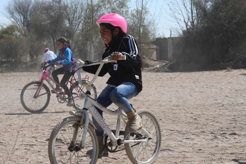 
Felices. Pasado el mediodía de ayer, las niñas comenzaron a girar en sus flamantes rodados. | Marcelo Rolland / Los Andes
   